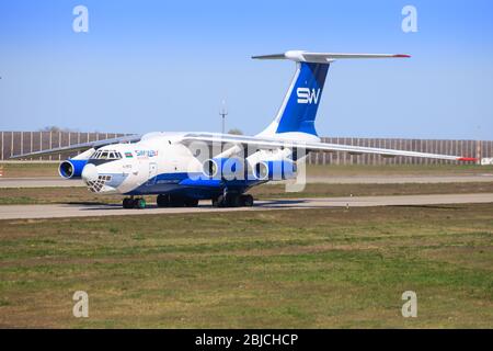 Lipsia, Germania – 7 aprile 2020: Aerei SILKWAY il 76 durante Coronavirus Corona Foto Stock