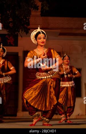 Giovani artisti femminili che eseguono la famosa forma classica di danza 'Odissi' in India Foto Stock