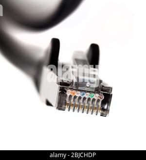 Macro connettore terminale cavo patch ethernet nero, primo piano. RJ 45, 8p8c, semplice hardware di connessione Internet, concetto astratto di trasferimento dati Foto Stock