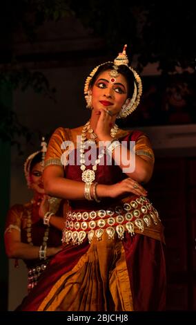 Giovani artisti femminili che eseguono la famosa forma classica di danza 'Odissi' in India Foto Stock