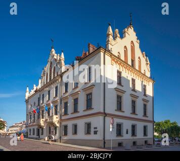 Municipio (Ratusz), 16 ° secolo, modificato nel 19 ° secolo in stile neorinascimentale a Rynek o Piazza del mercato a Rzeszow, Malopolska, Polonia Foto Stock