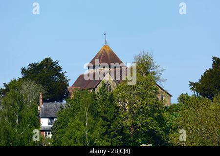 Vista di fronte alla chiesa di San Lorenzo, Bidborough in primavera da Wealdway tra Bidborough e Southborough, vicino a Tunbridge Wells, Kent, Inghilterra Foto Stock