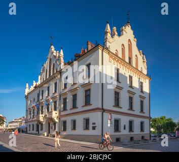 Municipio (Ratusz), 16 ° secolo, modificato nel 19 ° secolo in stile neorinascimentale a Rynek o Piazza del mercato a Rzeszow, Malopolska, Polonia Foto Stock