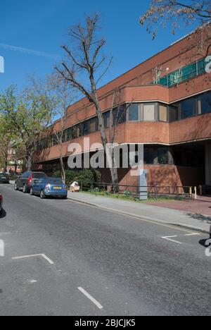 Red Brick Brutalism Brutalist Architecture Council Municipal Kensington Chelsea Town Hall, Hornton Street, Kensington, London W8 di Sir Basil Spence Foto Stock