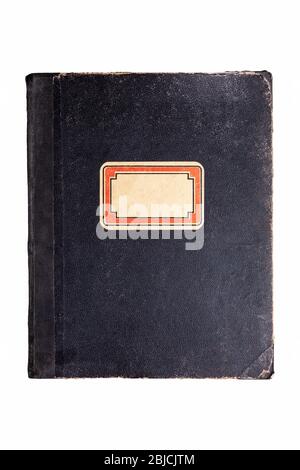 Vecchio libro nero indossato vintage, copertina rigida per notebook scuola con un'etichetta vuota, nome adesivo resistente agli agenti atmosferici oggetto antico isolato su bianco tagliato Foto Stock