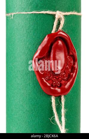 Antico sigilli in cera rossa su diploma verde, certificato contenitore tubo, macro, primo piano. Elegante cera sigilla retrò con una stringa su un contenitore di lettere Foto Stock