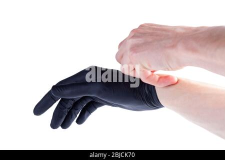 Uomo rimozione sicura, rimozione di guanti di protezione monouso nero in gomma per uso medico gesto della mano, isolato su bianco, tagliato, primo piano Foto Stock