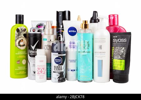 Set di cosmetici diversi, gruppo, molti prodotti di bellezza vari, bottiglie, altri pacchetti studio shot, isolato. Pelle, articoli per la cura del corpo, marchi noti Foto Stock
