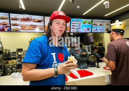 Johannesburg, Sudafrica - 27 giugno 2014: Un cliente maschile che mangia presso un Burger King Restaurant Foto Stock