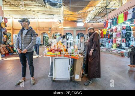 Agadir, Marocco - 19 marzo 2020: Uomo marocchino che vende deliziosi succhi freschi di melograno e arance, Africa Foto Stock