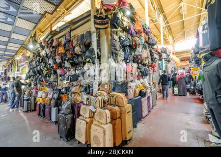 Agadir, Marocco - 19 marzo 2020: Persone marocchine che fanno shopping e affari quotidiani sul mercato pieno di prodotti colorati, l'Africa Foto Stock