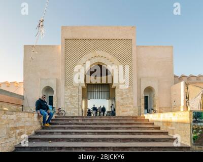 Agadir, Marocco - 19 marzo 2020: Traffico di persone attraverso l'ingresso moderno al tradizionale mercato all'aperto in Nord Africa Foto Stock