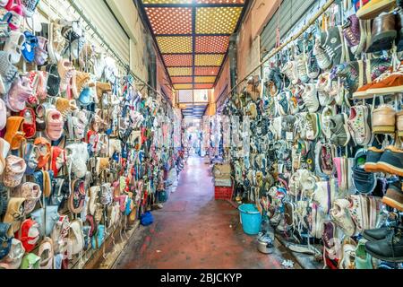 Agadir, Marocco - 19 marzo 2020: Numerose scarpe di diverse dimensioni vendute sul mercato tradizionale del Nord Africa Foto Stock