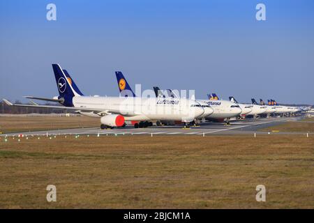 Francoforte, Germania – 7 aprile 2020: Aerei Lufthansa durante il Coronavirus Corona Virus COVID-19 presso l'aeroporto di Francoforte in Germania Foto Stock