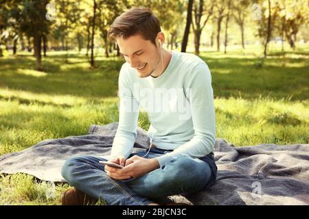 Bell'uomo che si rilassa nel parco Foto Stock