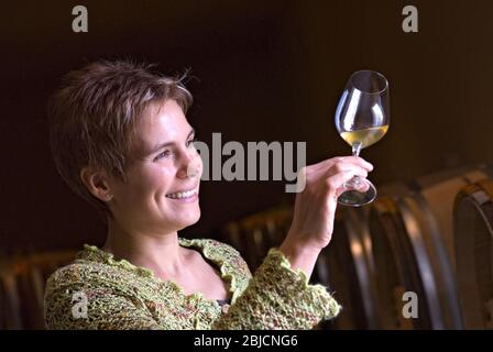 Sandrine Gartbay enologo in cantina con degustazione di un campione della spettacolare vendemmia 2005 presso Chateau d'Yquem Sauternes Gironde France Foto Stock