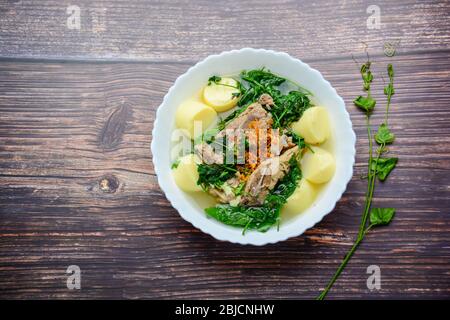 Zuppa di zucca Ivy con cagliata di fagiolo bianco e osso di maiale Foto Stock