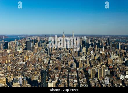 Skyline di Manhattan con l'Empire state Building al sole giorno Foto Stock