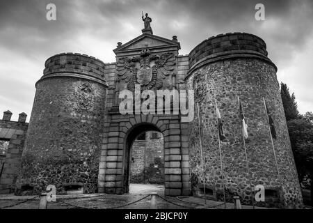 Puerta de Bisagra (porta di Bisagra) uno dei principali ingressi nella città vecchia di Toledo, Castilla la Mancha, Spagna, Europa. Foto Stock