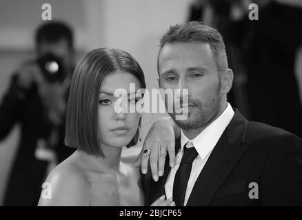 VENEZIA, ITALIA - SETTEMBRE 08: Adele Exarchopoulos e Matthias Schoenaerts camminano sul tappeto rosso del 'Racer and the Jailbird' Foto Stock