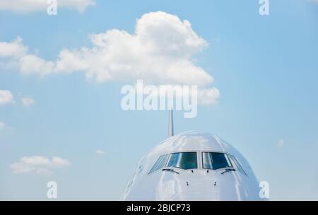 Vista frontale dell'abitacolo dell'aeroplano nel cielo con le nuvole Foto Stock