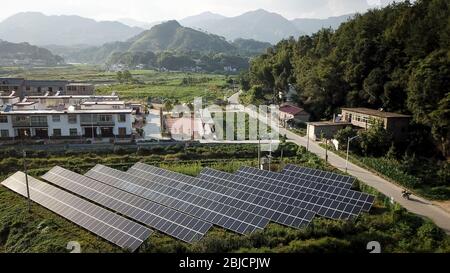 (200429) -- HEFEI, 29 aprile 2020 (Xinhua) -- la foto aerea del 7 agosto 2018 mostra un progetto di generazione di energia fotovoltaica nel villaggio di Shaling della Contea di Yuexi, nella provincia di Anhui della Cina orientale. Le ultime nove regioni a livello di contea, colpite dalla povertà, nella provincia di Anhui, nella Cina orientale, sono state rimosse dall'elenco delle contee impoverite, secondo un annuncio pubblicato mercoledì dal governo provinciale. Ciò indica che tutte le 31 regioni a livello di contea impoverite dell'Anhui hanno scosso dalla povertà, nel mezzo degli sforzi del paese per sradicare la povertà assoluta entro la fine del 2020. (Xinhua/Z Foto Stock