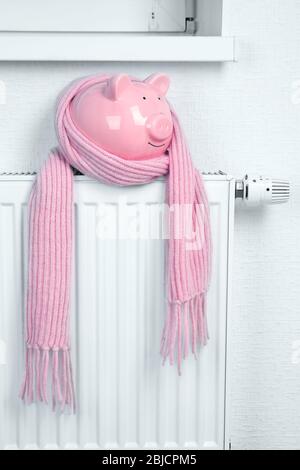 Radiatore di riscaldamento con foulard a maglia e banco di pig Foto Stock