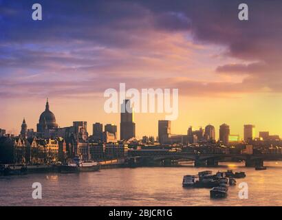 Saint Pauls River Thames & Financial City Centre di Londra anni '90, inclusa la Nat West Tower, con spettacolare vista dell'alba dall'alba del ponte Waterloo UK Foto Stock