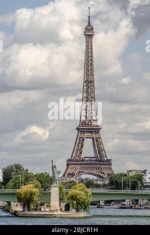 Statua della libertà replica a parigi, torre eiffel come sfondo Foto Stock