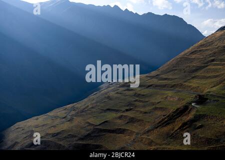 Caucaso, Georgia, regione di Tusheti, Kvavlo. Casa solitaria sul lato di una montagna vicino Dartlo Foto Stock