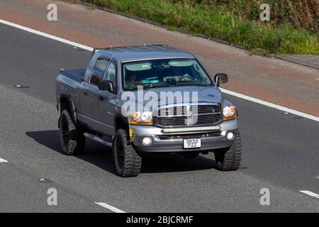 2006 Silver American Dodge RAM (usa); veicoli veicolari in movimento, veicoli in circolazione su strade britanniche, motori, motorizzazione sull'autostrada M6 Foto Stock