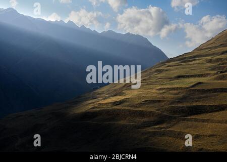 Caucaso, Georgia, regione di Tusheti, Kvavlo. Casa solitaria sul lato di una montagna vicino Dartlo Foto Stock