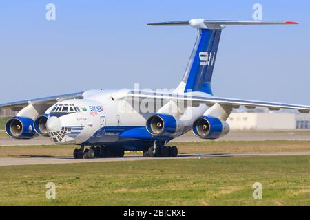 Lipsia, Germania – 7 aprile 2020: Aerei SILKWAY il 76 durante Coronavirus Corona Foto Stock