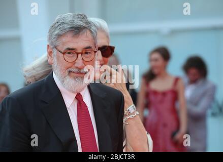 VENEZIA, ITALIA - SETTEMBRE 09: Deborah Nadoolman Landis e John Landis si accingono al tappeto rosso davanti alla cerimonia di premiazione del 71° Festival del Cinema di Venezia Foto Stock