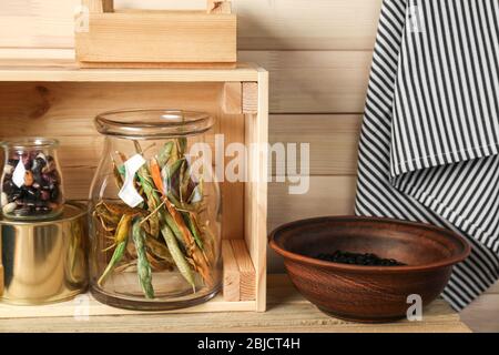 Vaso in vetro con cialde di fagioli di aricot e ciotola su sfondo di legno Foto Stock