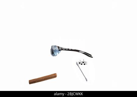 occhiali da sole, auricolari e note musicali. Concetto: Uomo invisibile, uomo moderno, moda, streaming, auricolari, uomo del mondo, Foto Stock