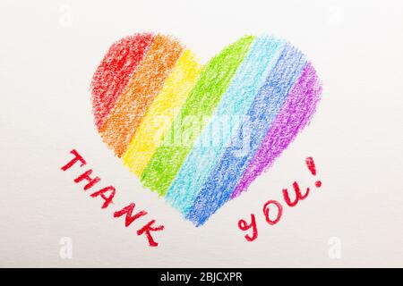 Il poster a mano disegnato a forma di cuore arcobaleno. Grazie al personale NHS per il vostro servizio di fronte al concetto di crisi mondiale di coronavirus. Il simbolo della felicità, ho Foto Stock
