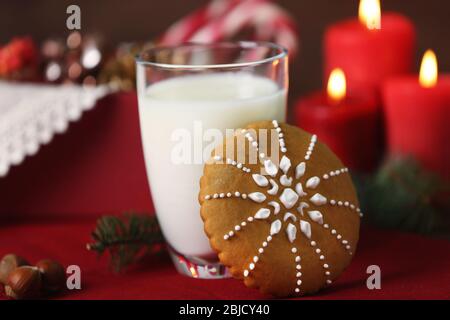 Tazza di latte e biscotti di Natale a tavola Foto Stock