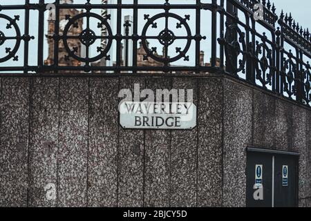 Cartello con il nome di Waverly Bridge Street. Prende il nome dalla stazione ferroviaria di Edinburgh Waverley (conosciuta anche semplicemente come Waverley), la stazione principale che serve Edinbur Foto Stock