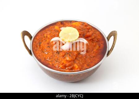 Shahi Paneer o kadai Paneer in una ciotola di rame ottone Foto Stock