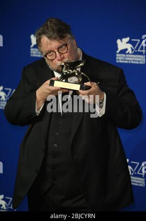 Venezia, Italia. 09 settembre 2017: Guillermo del Toro si pone con il Leone d'Oro per il miglior Film Award per "la forma dell'acqua" Foto Stock