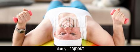 L'uomo a casa durante la quarantena entra per lo sport Foto Stock