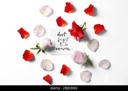 Citazione 'non dimenticate di essere impressionante' scritto su carta con petali e fiori. Vista dall'alto Foto Stock