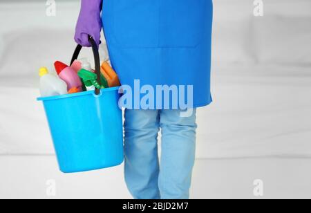 Vista ravvicinata della donna con i materiali di pulizia a casa Foto Stock