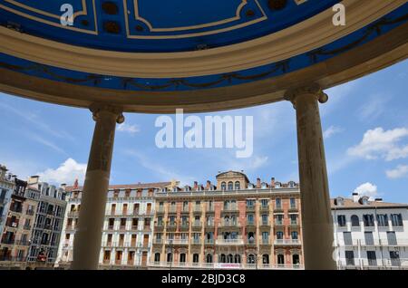 Pamplona, Spagna - 6 giugno 2019: Edifici della piazza del Castello visti dal chiosco situato nel centro della piazza nel centro storico di Pamplona, Spa Foto Stock