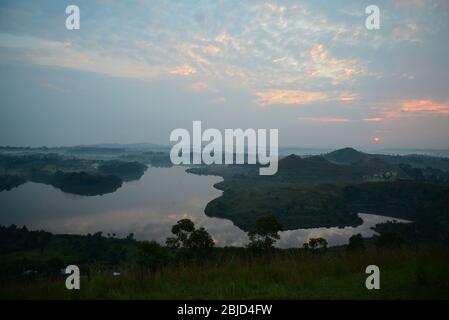 Laghi crateri vicino a Fort Portal in Uganda, Africa Centrale. Foto Stock