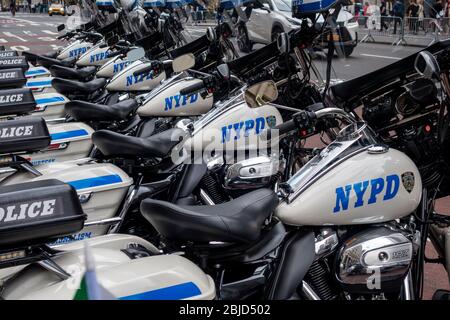 New York City, Stati Uniti: 14 ottobre 2019: New York Police Department motociclette parcheggiate in strada a Manhattan, veicoli NYPC per la sicurezza della città Foto Stock