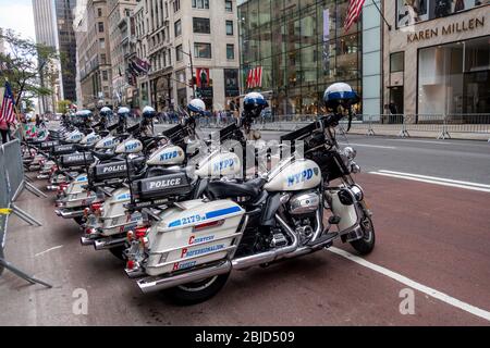 New York City, Stati Uniti: 14 ottobre 2019: New York Police Department motociclette parcheggiate in strada a Manhattan, veicoli NYPC per la sicurezza della città Foto Stock