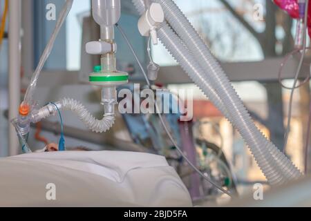 Tubo di collegamento respiratorio, filtro HME, sensore di anidride carbonica e catetere di aspirazione, paziente collegato a un ventilatore medico in terapia intensiva in ospedale. Su ba Foto Stock