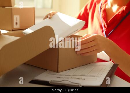 Consegna a domicilio pacco imballaggio a tavola Foto Stock